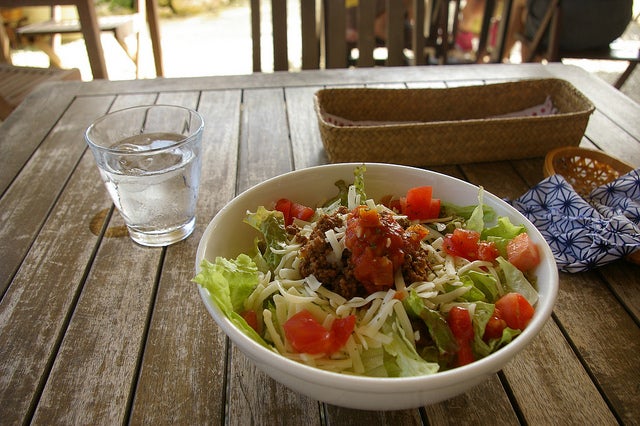 南国の風が心地よい沖縄離島でのんびり島ごはん