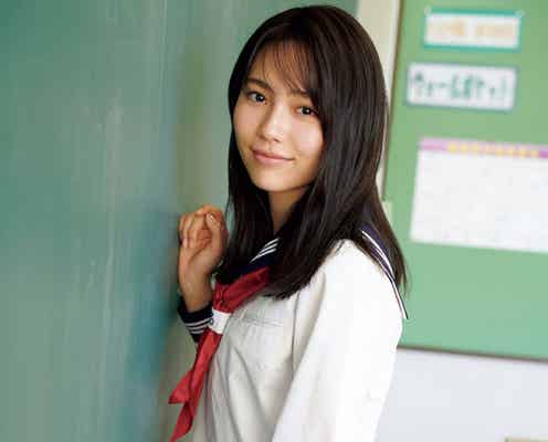 秋田汐梨、みずみずしい制服姿で魅せる