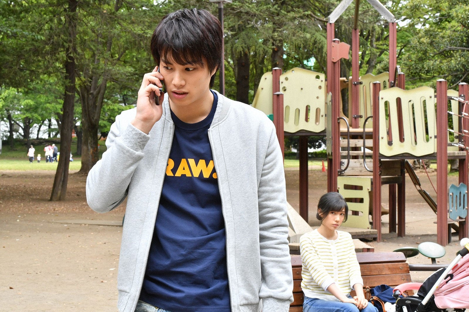 鈴木伸之、仲里依紗／「あなたのことはそれほど」第5話より（画像提供：TBS）