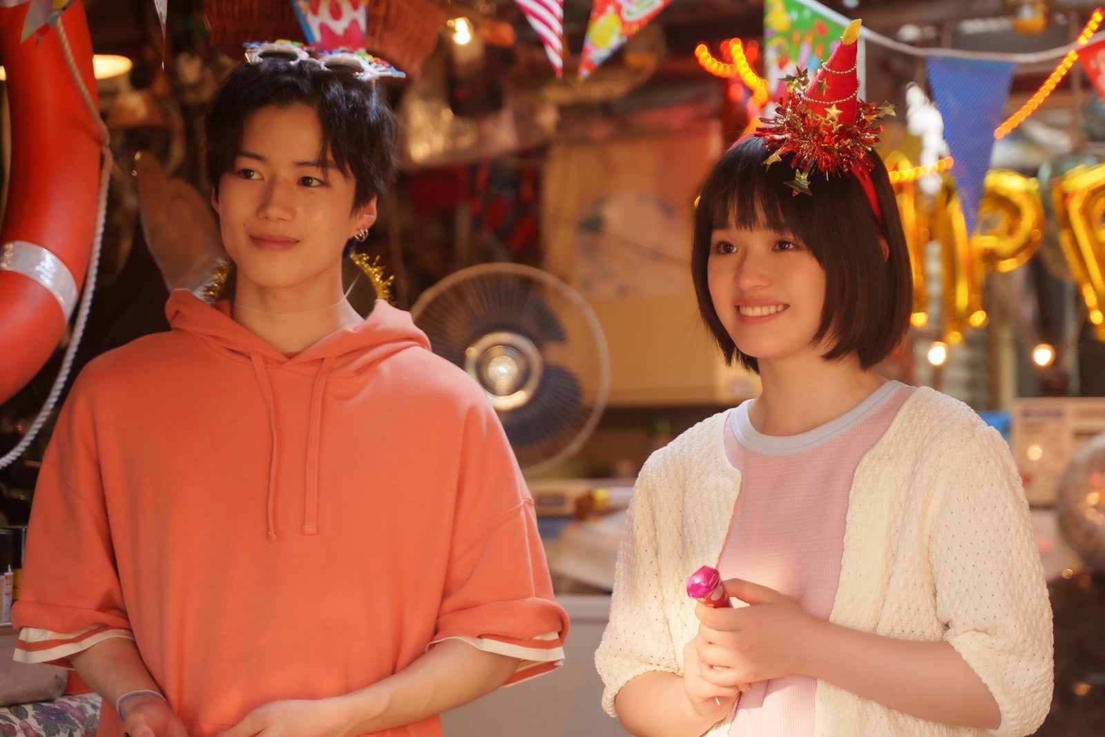 奥智哉、豊嶋花（C）缶爪さわ・椿ゆず／KADOKAWA／「みなと商事コインランドリー２」製作委員会