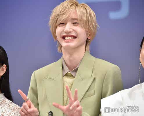 なにわ男子・道枝駿佑、舞台挨拶で“言い間違い”に苦笑 決めポーズに会場ざわつくも「合ってるよ!」<青春18×2 君へと続く道>