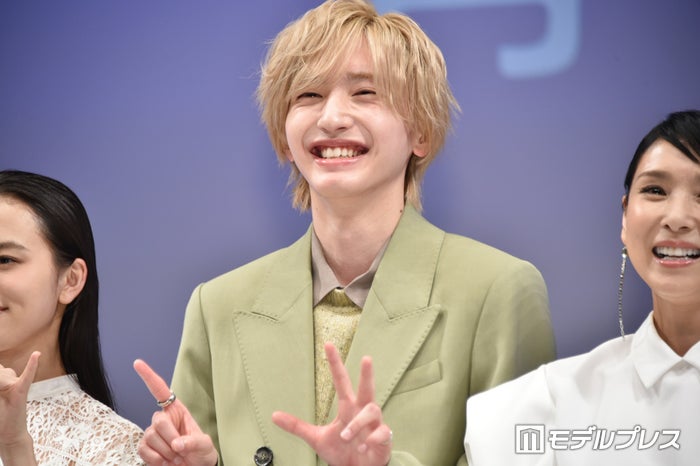 なにわ男子・道枝駿佑、舞台挨拶で“言い間違い”に苦笑 決めポーズに会場ざわつくも「合ってるよ！」＜青春18×2 君へと続く道＞
