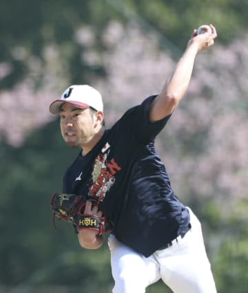 侍ジャパン エンゼルス・菊池 強度上げた投球披露 観客から拍手起こる 西武元監督の辻氏と談笑も