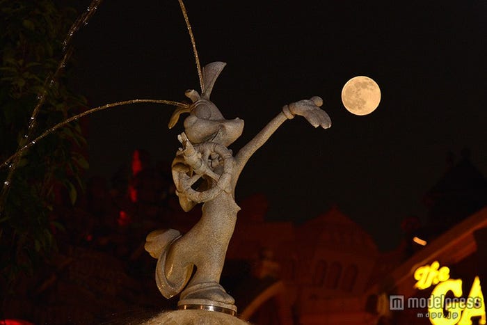 ブルームーンが輝く東京ディズニーランド/トゥーンタウン(C)Disney
