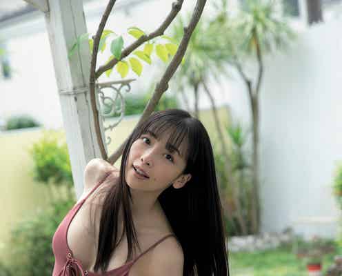 華村あすか、ワンピース水着で圧巻スタイル際立つ