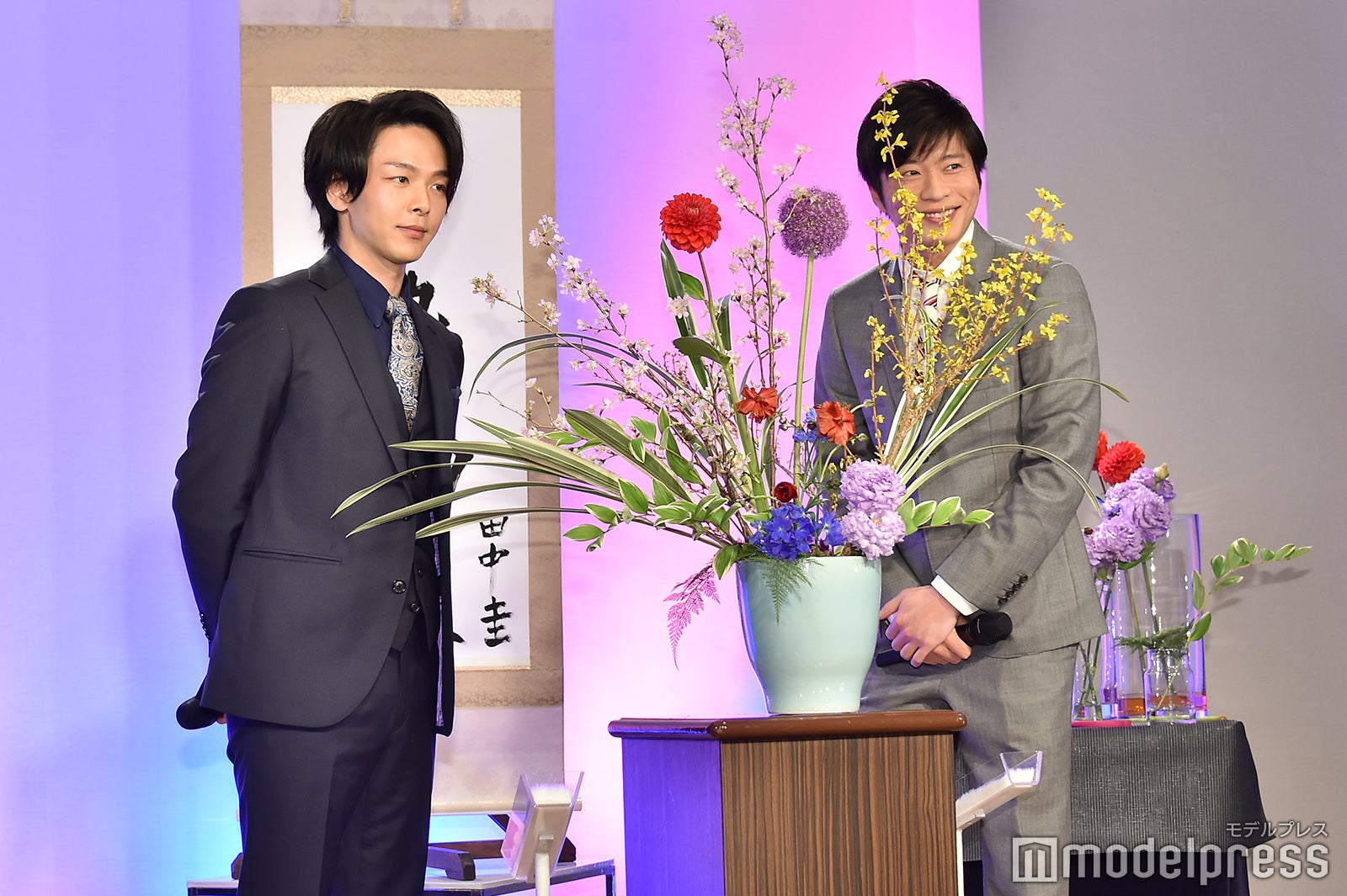 生け花を終えクールにキメる中村倫也（左）と笑顔でアピールする田中圭（右）（C）モデルプレス
