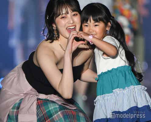 福山絢水、美肩&デコルテ大胆披露で熊本凱旋 キッズモデルと手繋ぎランウェイ【TGC熊本2024】