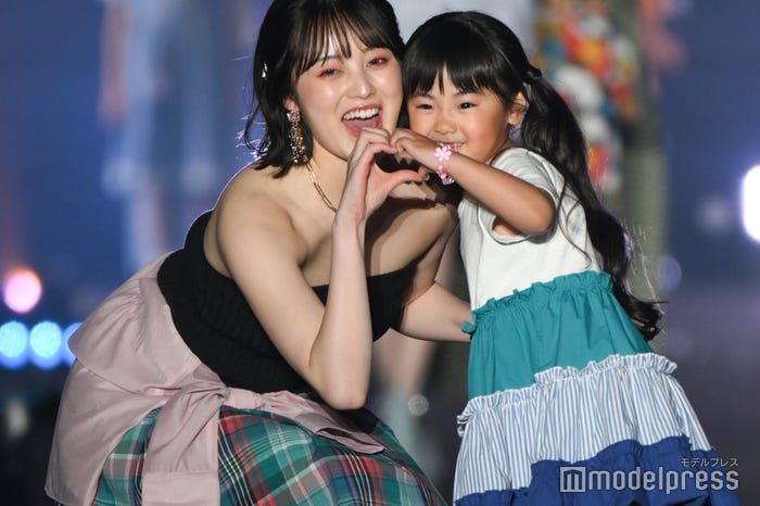 福山絢水とキッズモデル(C)モデルプレス