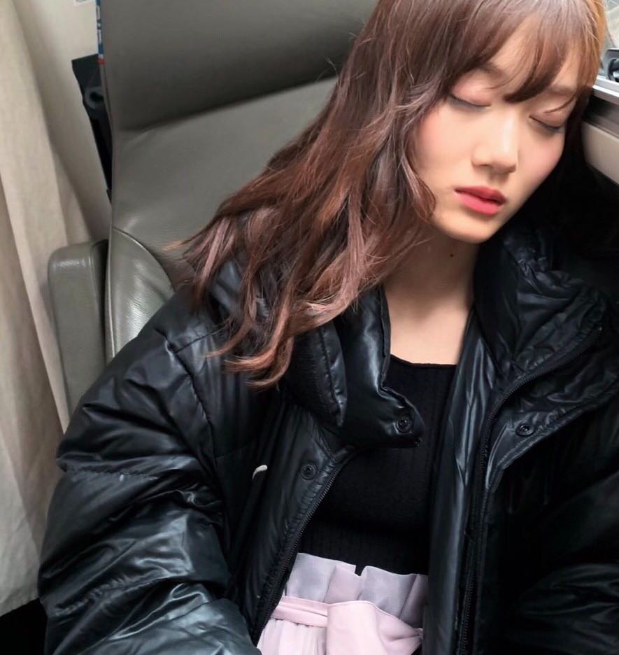 移動中に寝ている山下美月（提供写真）