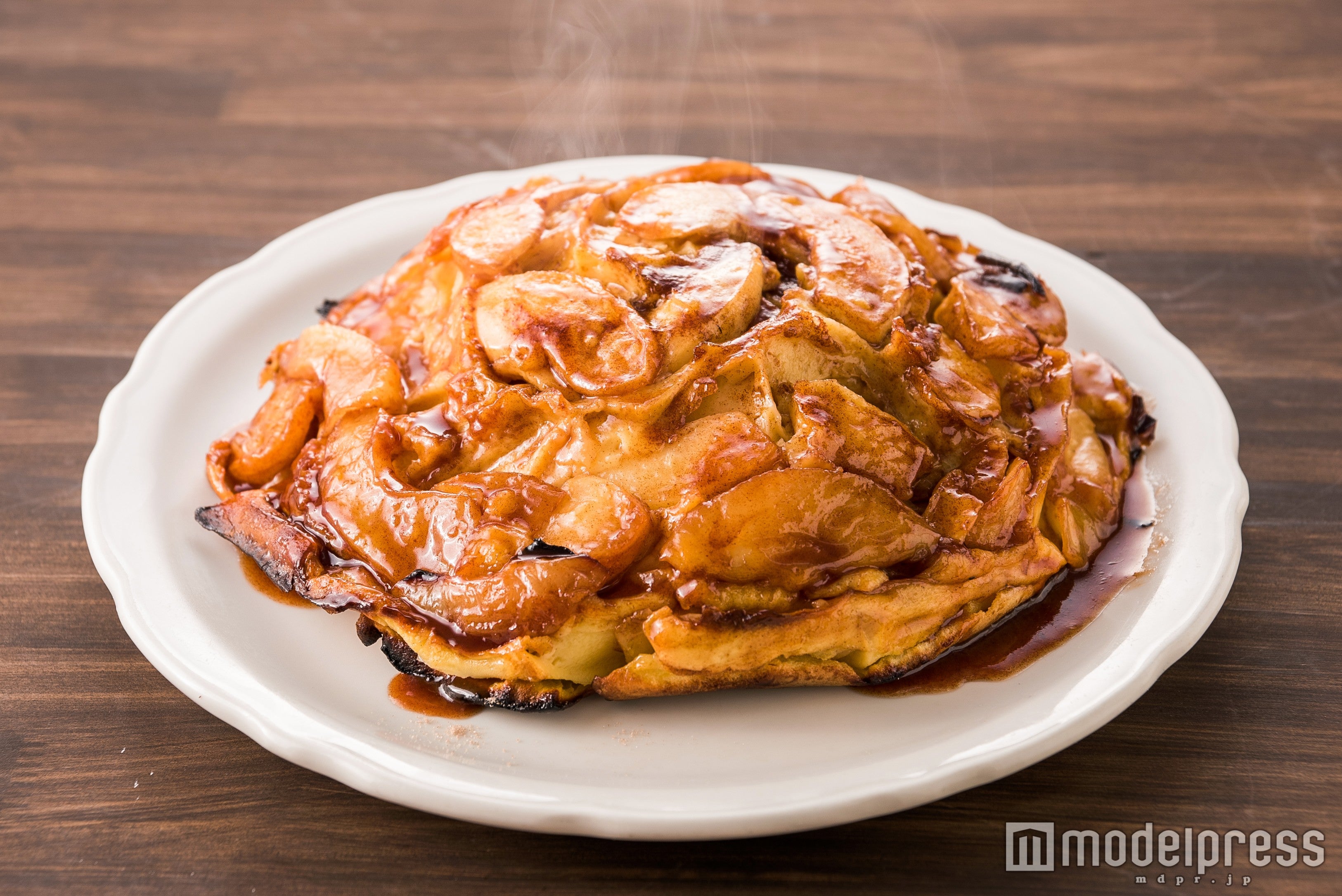 新鮮リンゴとシナモンをふんだんに使いオーブンで焼き上げた「アップルパンケーキ」￥1，750（税込）／画像提供：JR九州ファーストフーズ