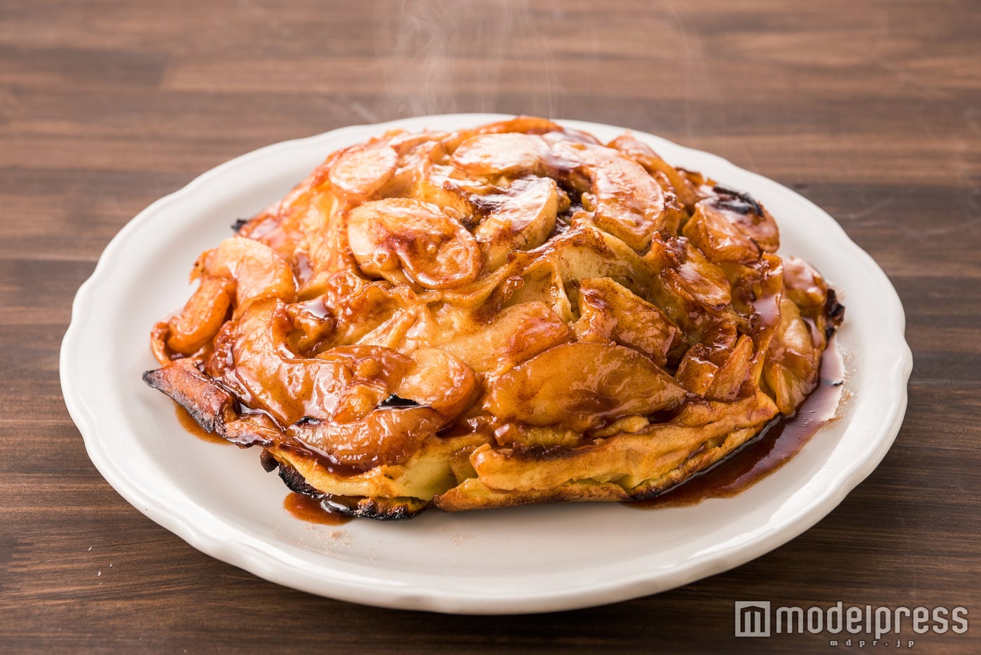 新鮮リンゴとシナモンをふんだんに使いオーブンで焼き上げた「アップルパンケーキ」￥1，750（税込）／画像提供：JR九州ファーストフーズ