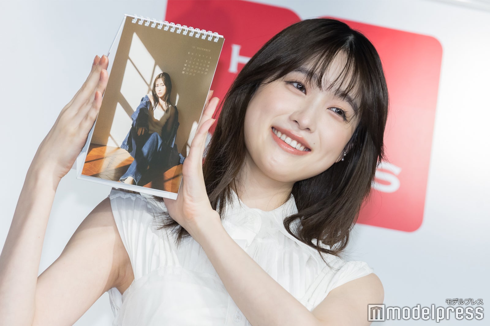高橋ひかる2017カレンダー 高橋ひかる2017カレンダー - メルカリ
