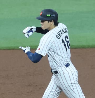 大谷まさかポーズに爆笑「ワロタ」「爆速すぎるw」同点アーチ→ベンチに戻り、出た！「絶対こぼれてる」「回しすぎw」「手首の動きが最高」