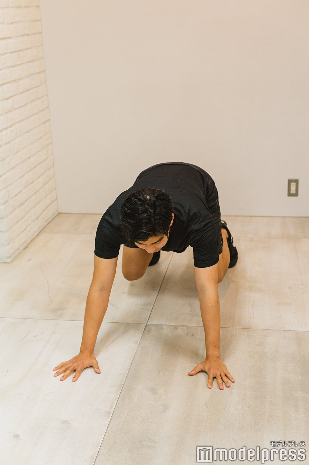 内野アナが最近取り入れている「アニマルフロー」というトレーニングを披露してくれました！ （C）モデルプレス