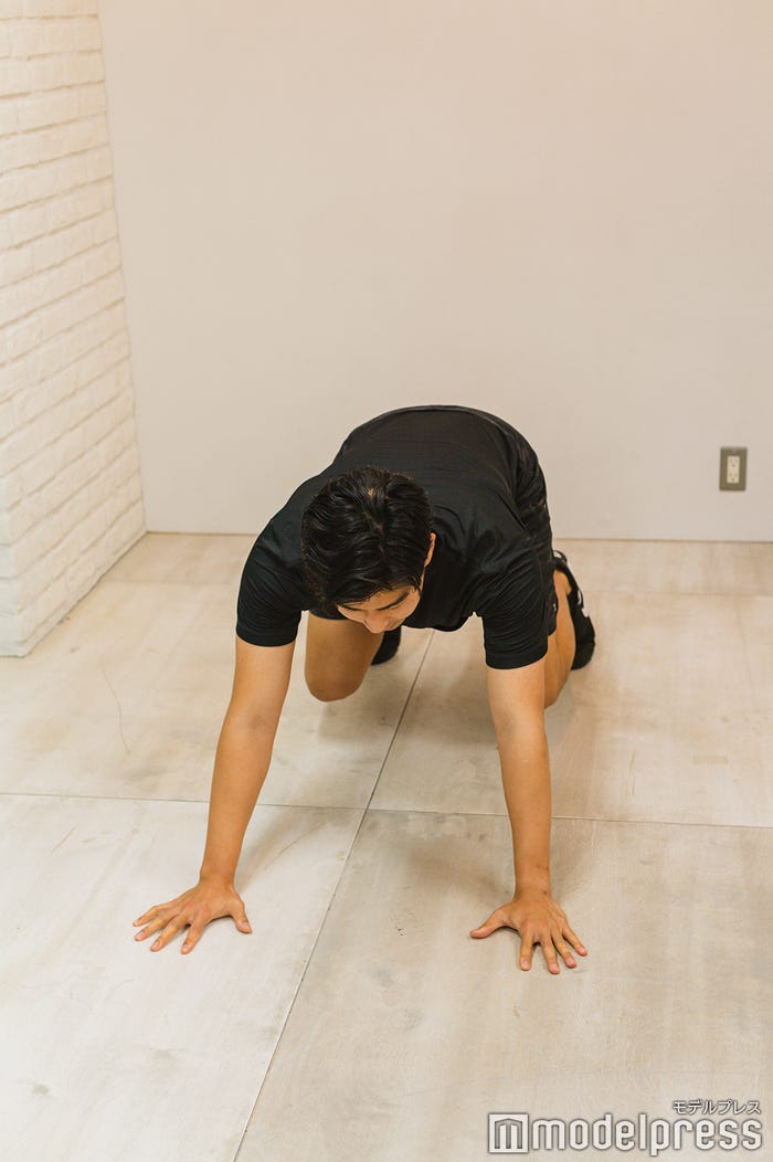 内野アナが最近取り入れている「アニマルフロー」というトレーニングを披露してくれました! (C)モデルプレス