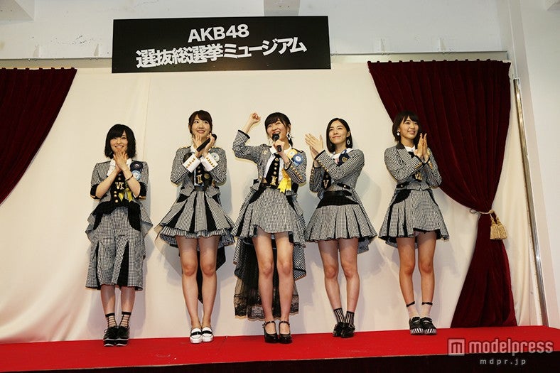 AKB48選抜メンバー／左より：山本彩、柏木由紀、指原莉乃、松井珠理奈、宮脇咲良（C）AKS