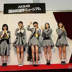AKB48選抜メンバー／左より：山本彩、柏木由紀、指原莉乃、松井珠理奈、宮脇咲良（C）AKS