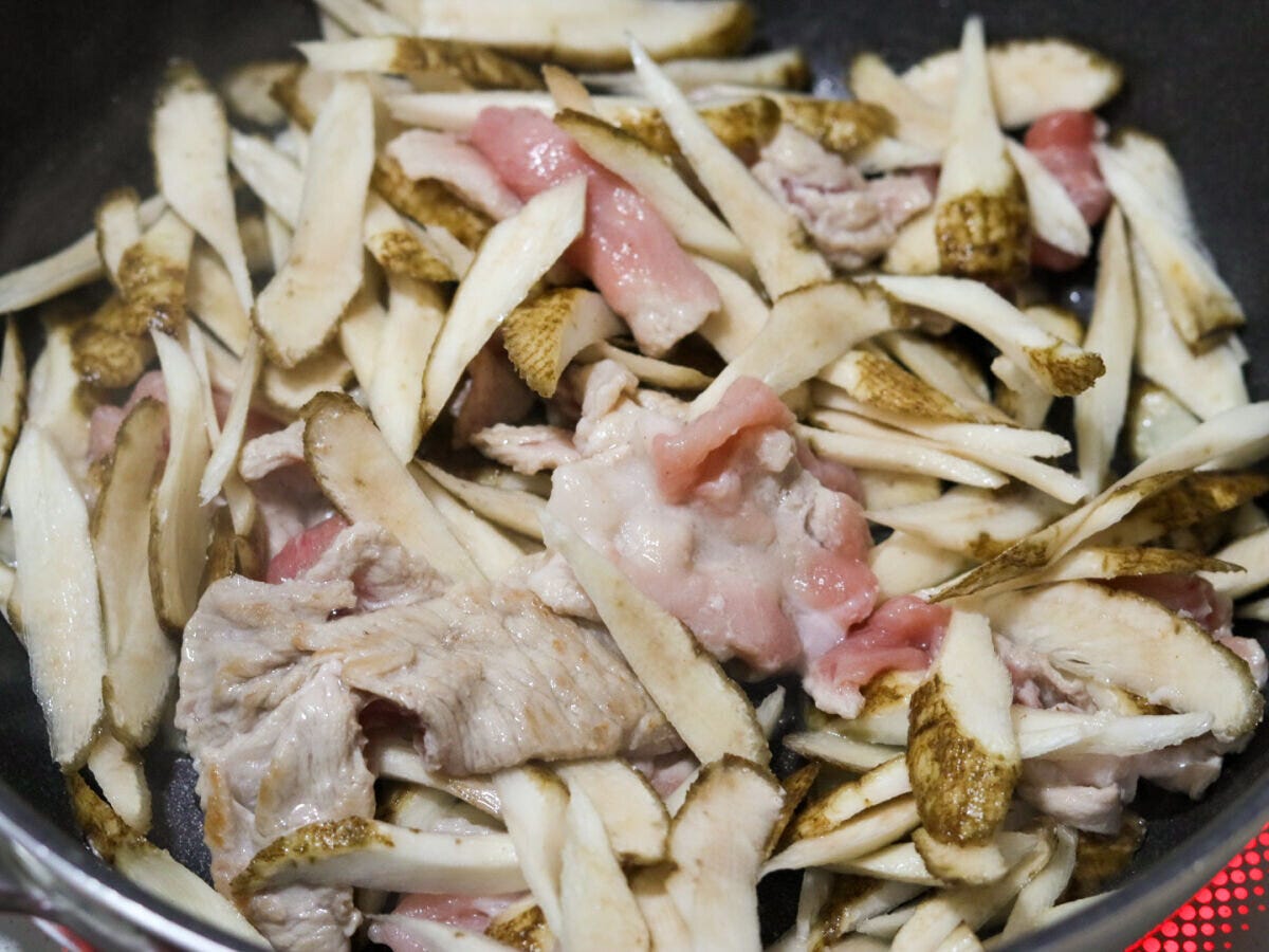 強めの中火で豚肉、ごぼうを順に炒める。