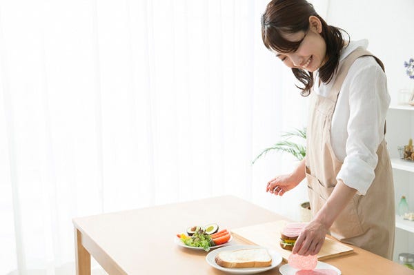 コイツが彼女でマジ良かった 仕事で忙しい時に 彼女にしてもらえたらうれしいコト3つ モデルプレス