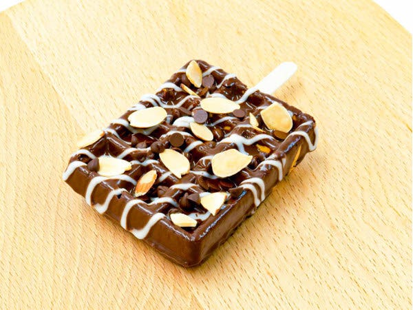 片手で食べられる棒付きワッフル (提供写真)