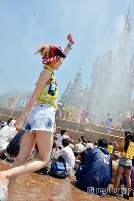 花火のように水が打ち上がる/モデル:河西里音