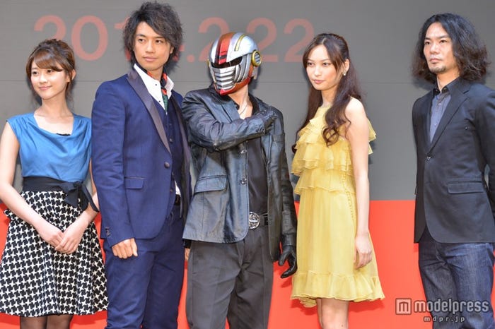 藤ヶ谷太輔主演映画「劇場版 仮面ティーチャー」の出演者(左から)原幹恵、斎藤工、仮面、大政絢、守屋健太郎/完成報告会見の様子