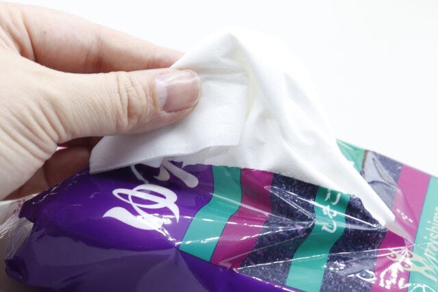 ダイソーの三島の「ゆかり」柄ソフトパックティッシュの取り出し方
