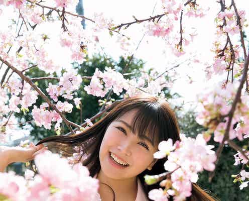 NMB48白間美瑠、桜の木の下でふんわり美バスト披露