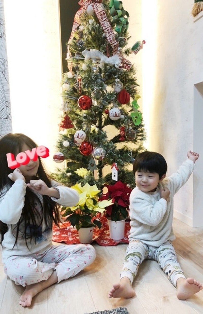 蛯原英里 子ども達がクリスマスツリーを飾りつけ ほとんどやってくれました モデルプレス