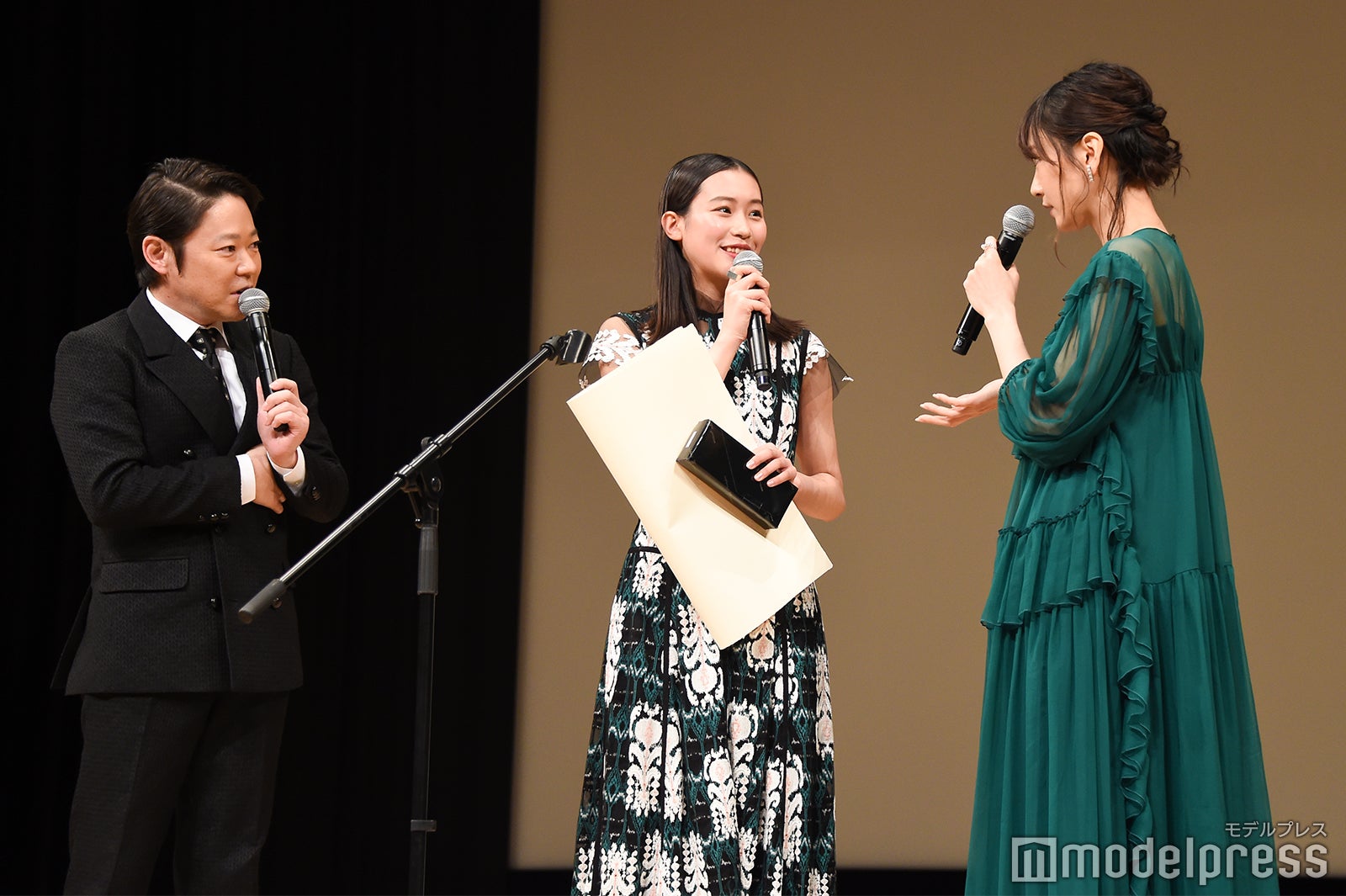 阿部サダヲ、南沙良、新垣結衣 （C）モデルプレス