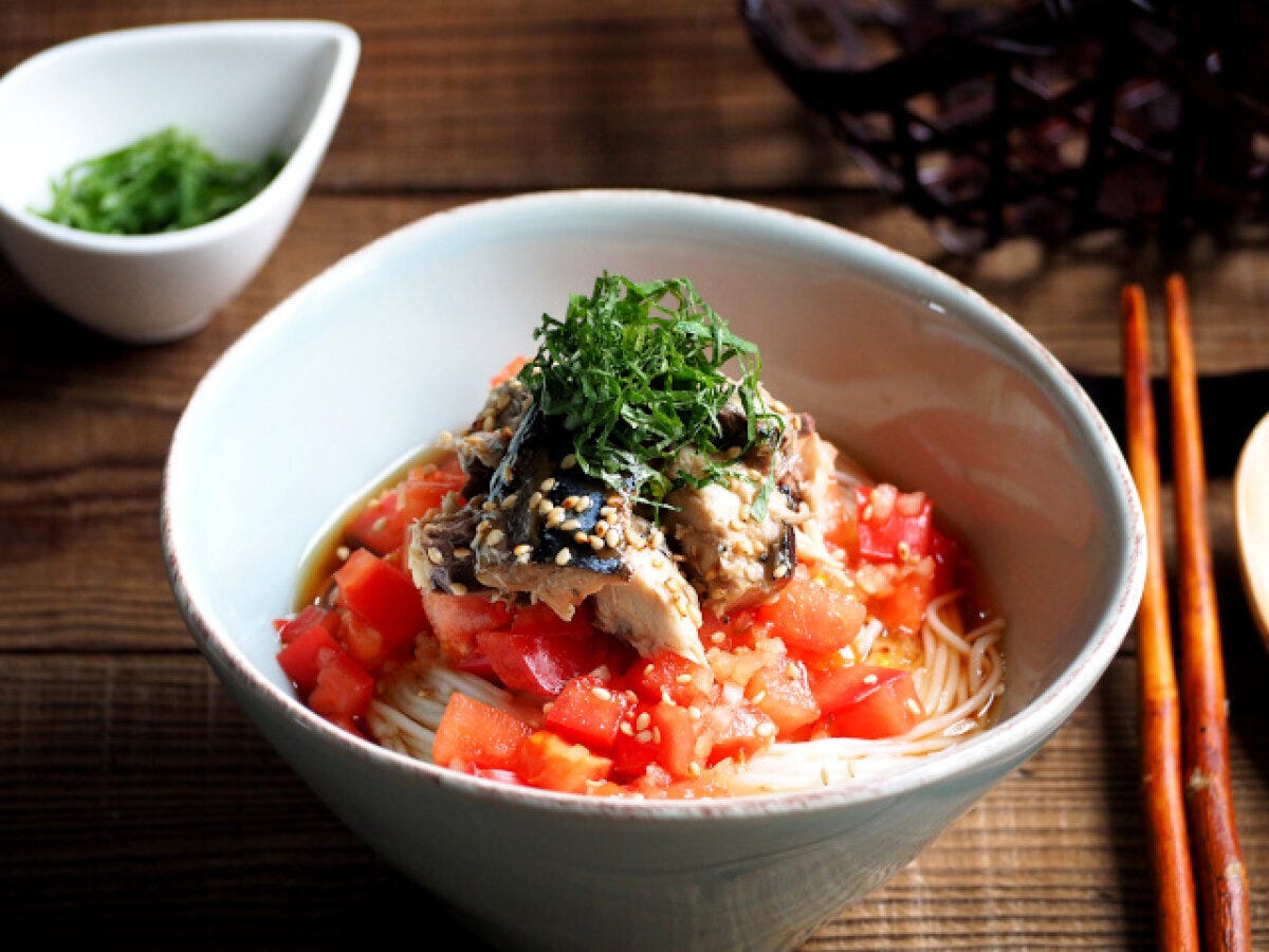 白い器にトマトとサバ缶のぶっかけそうめん 白い器にトマトとサバ缶のぶっかけそうめん