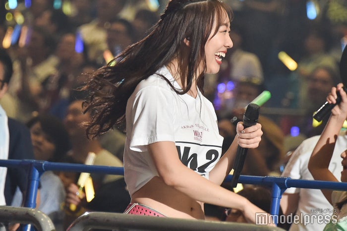 アンコール後もウエストを見せてサービス精神旺盛な須田亜香里「AKB48グループ感謝祭~ランクインコンサート~」 (C)モデルプレス