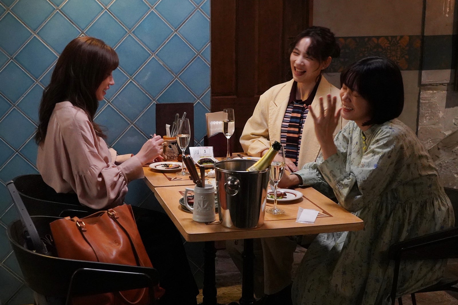 仲里依紗、のん、深川麻衣「Tokyo middle 30」第1話（C）フジテレビ