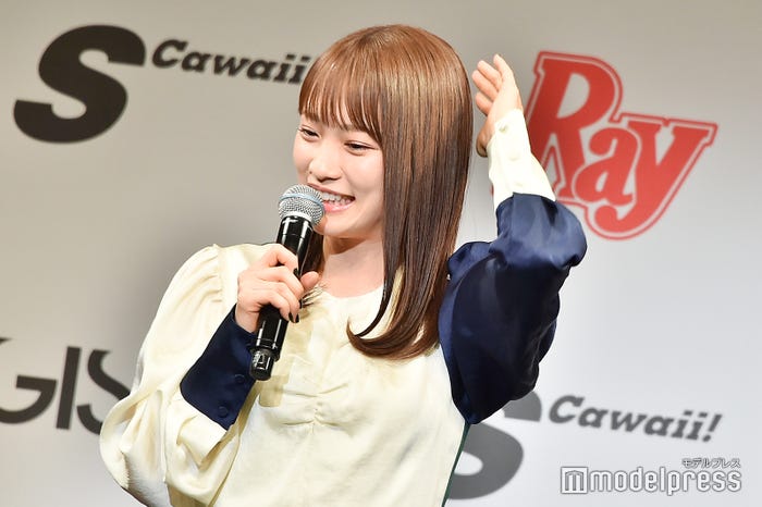 失敗したヘアスタイルを説明する川栄李奈 (C)モデルプレス