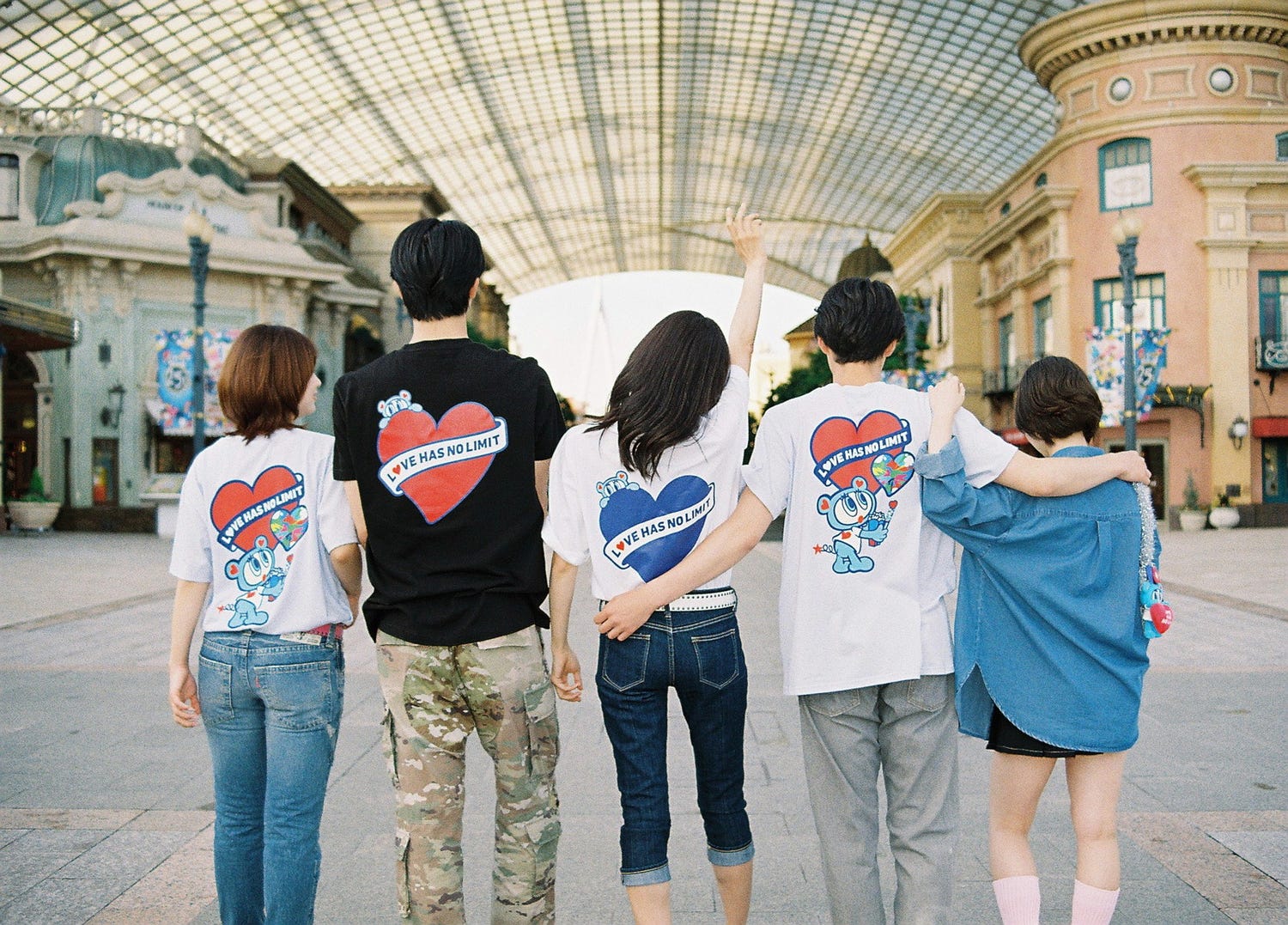 USJ×エンジェルブルーが初コラボ、“ナカムラくん”Tシャツや雑貨全6種のチャリティグッズ登場