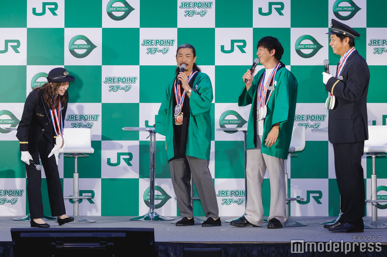 （左から）足立梨花、菅良太郎、向井慧、尾形貴弘（C）モデルプレス