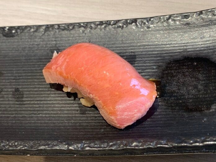 「熟成本まぐろ中トロ」319円（税込）