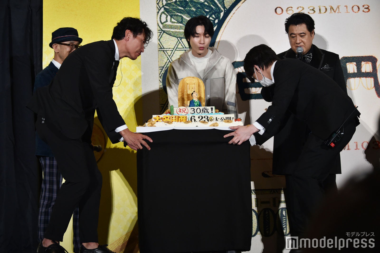 神木隆之介のバースデーケーキを覗き込む桜田通（C）モデルプレス