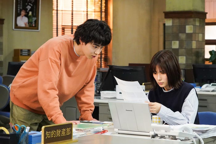 豊田裕大、芳根京子「それってパクリじゃないですか?」(C)日本テレビ