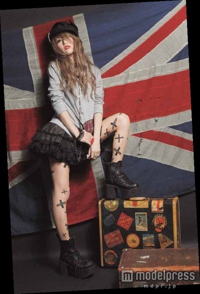 いつもは見せないクールな表情も／「おかりえ」（2012年10月23日発売）より