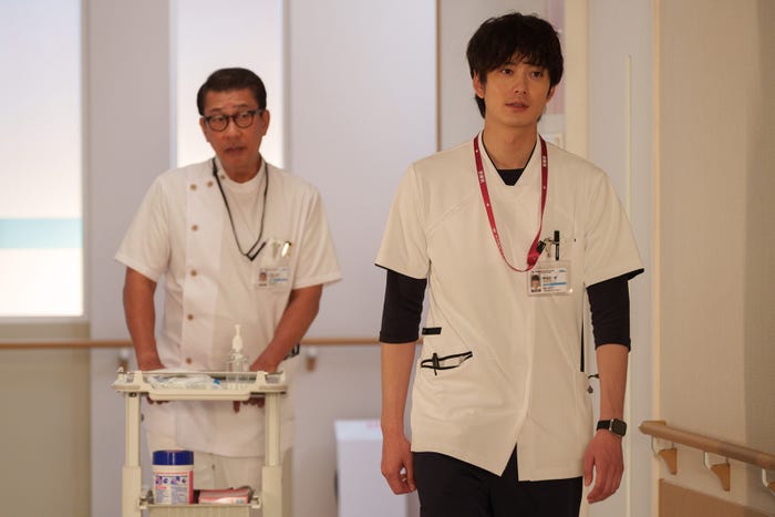 中井貴一、岡田将生 「ザ・トラベルナース」第4話より(C)テレビ朝日
