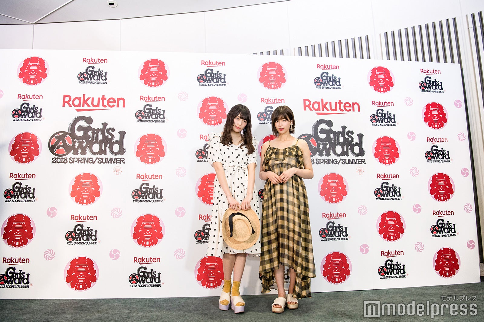 渡辺梨加＆渡邉理佐（C）モデルプレス