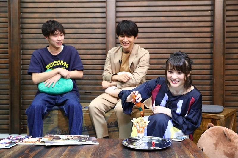 パフェにタバスコをかける北乃きい（提供写真）