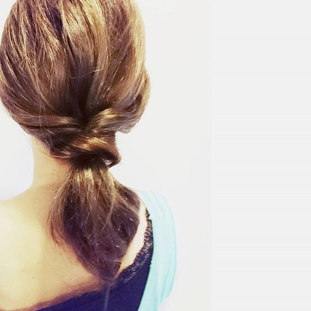 ストレートヘアの一つ結びアレンジ12選 巻かないでもおしゃれにキマる モデルプレス ストレートヘアの一つ結びアレンジ12選 巻かないでもおしゃれにキマる モデルプレス