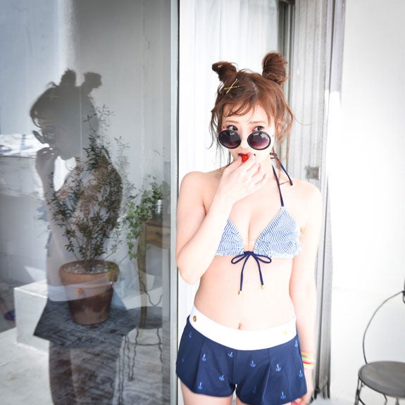 レーススカラップパンツ付三角ビキニ3点セット「BENETTON」10,000円（税抜）