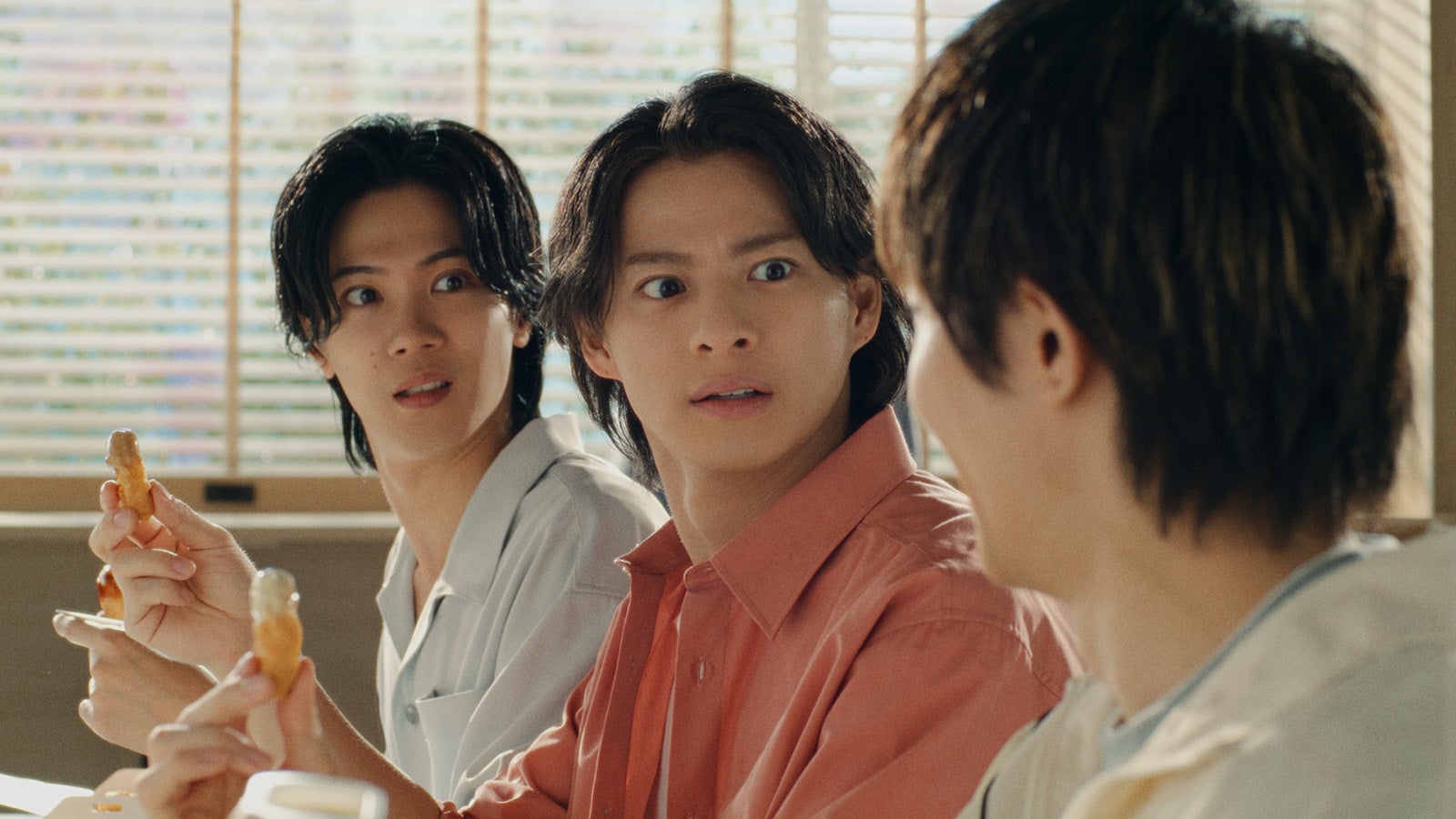 （左から）神宮寺勇太、平野紫耀、岸優太／新TVCM「たっぷりいこうぜ！登場」篇より（提供写真）