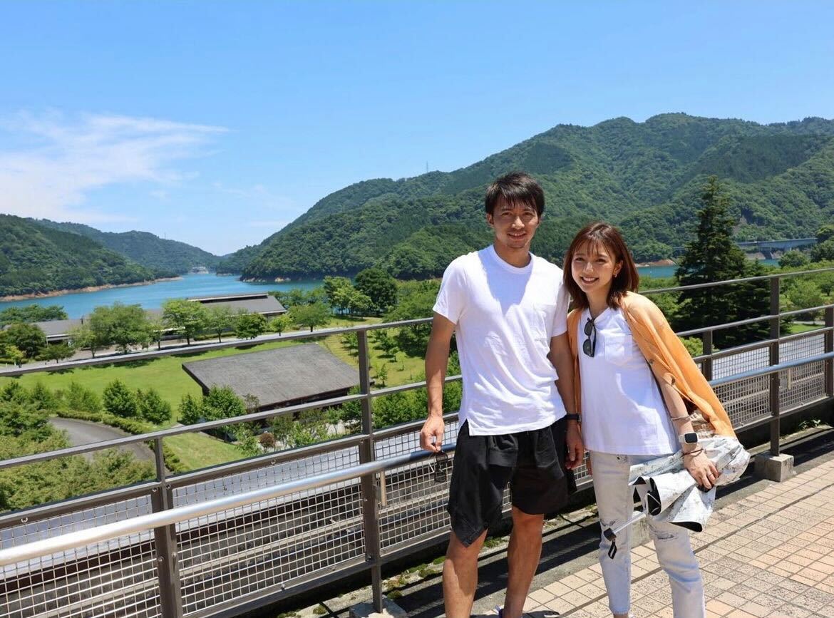 真野恵里菜、夫・柴崎岳選手と実家帰省で密着2ショット「ずっと憧れ」「素敵なご夫婦」と反響