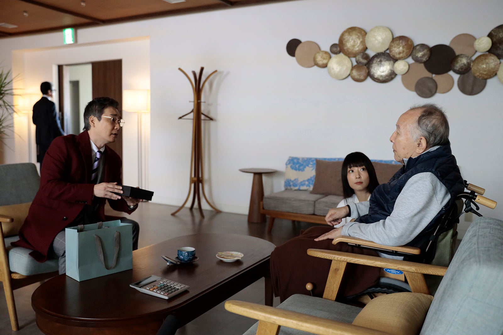 安井順平、MEGUMI、橋爪功「プライベートバンカー」第1話（C）テレビ朝日