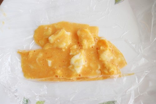 耐熱のボウルに入れて600Wの電子レンジで30秒加熱し、一度混ぜあわせたらラップを敷いた耐熱皿におく。