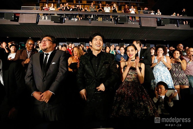 スタンディングオベーションを受け、登場